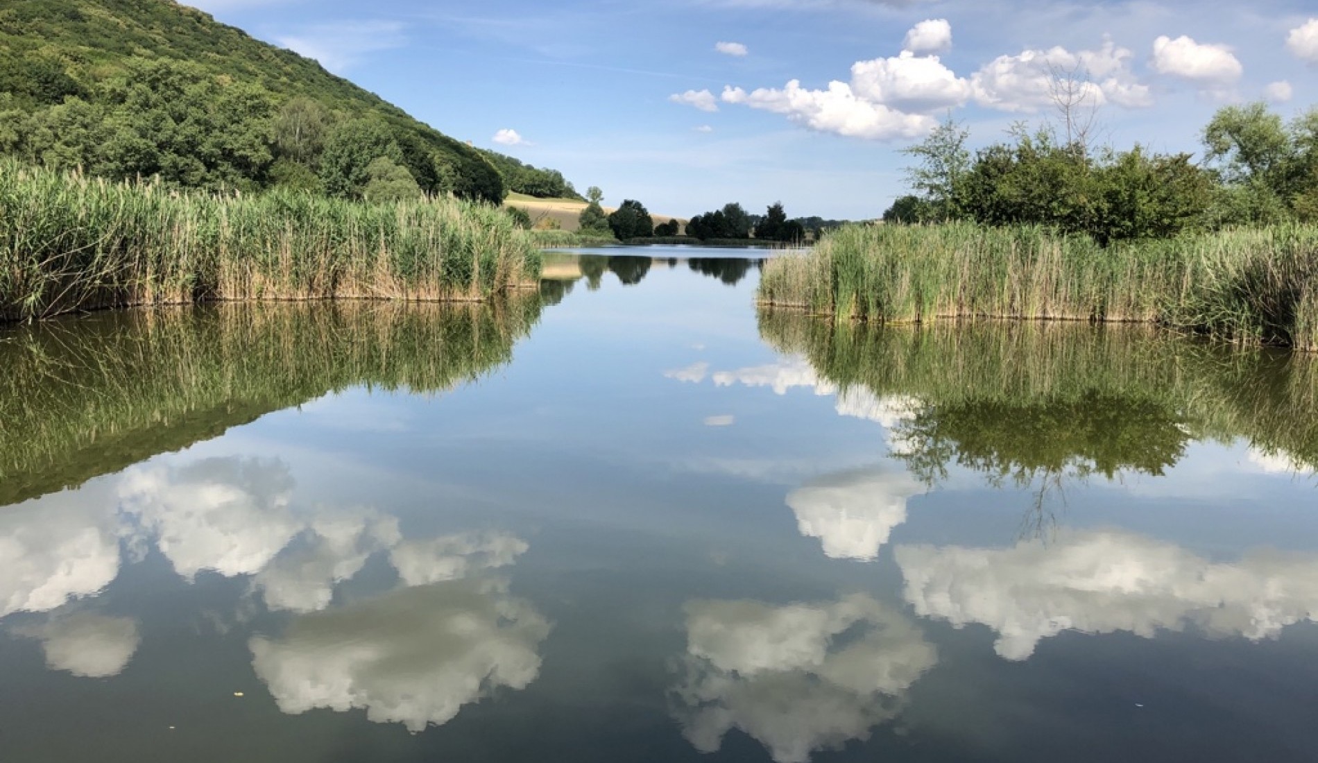 Torfloch spiegelglatt Wolken Evi Hoppe